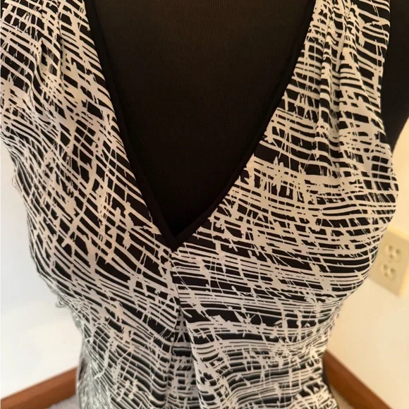 White House Black Market tank top in excellent condition - Picture 2 of 10